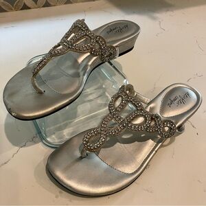 Dexflex Comfort Sz 7.5 WIDE Silver Thong Synthetic Women Sandals